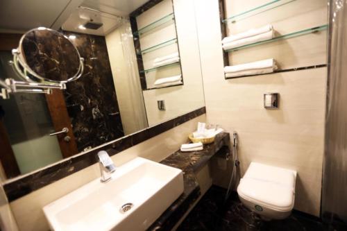 gallery wash room (1)